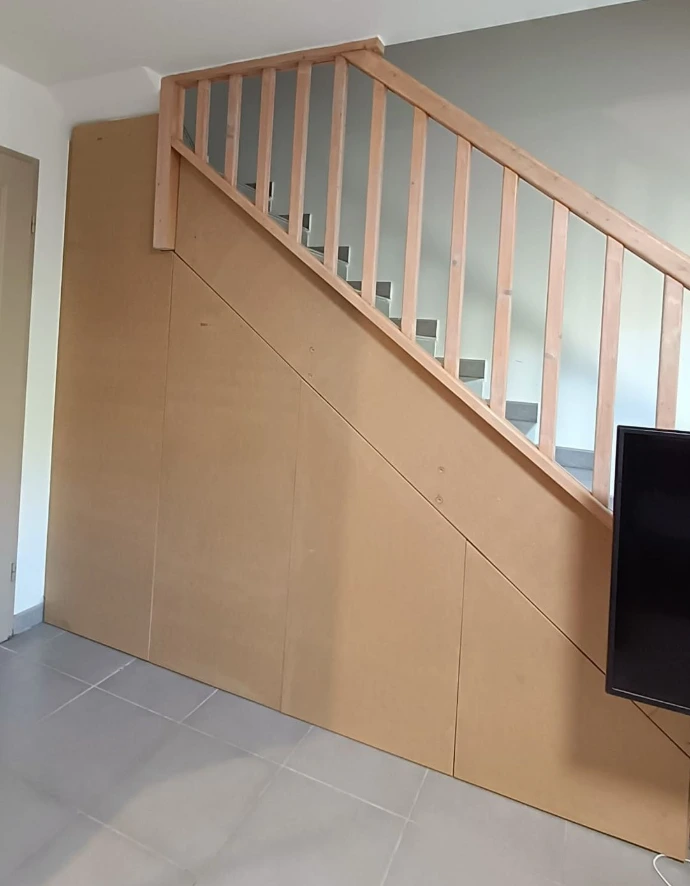 Création de rangements sur-mesure sous un escalier