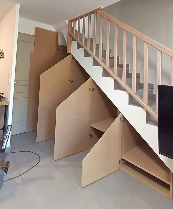 Création de rangements sur-mesure sous un escalier